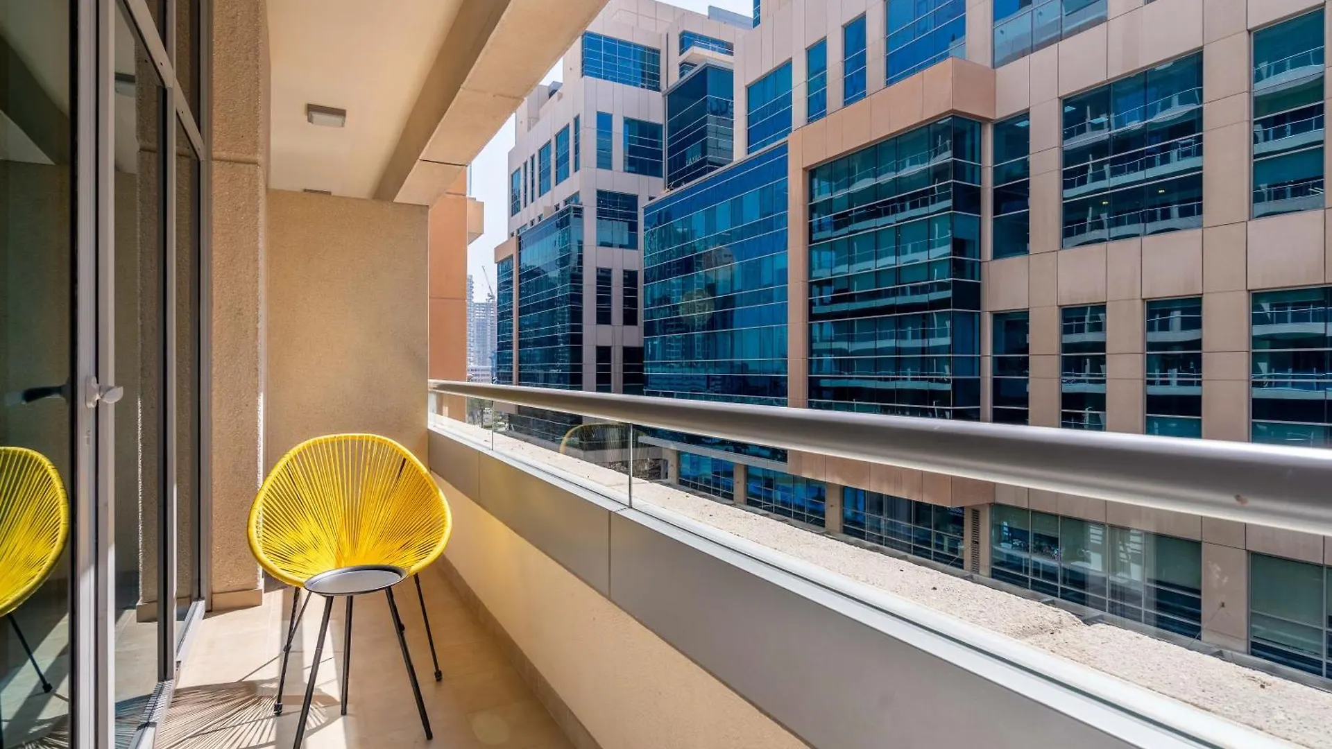 Chic Apartment In The Heart Of Dubai With Pool
