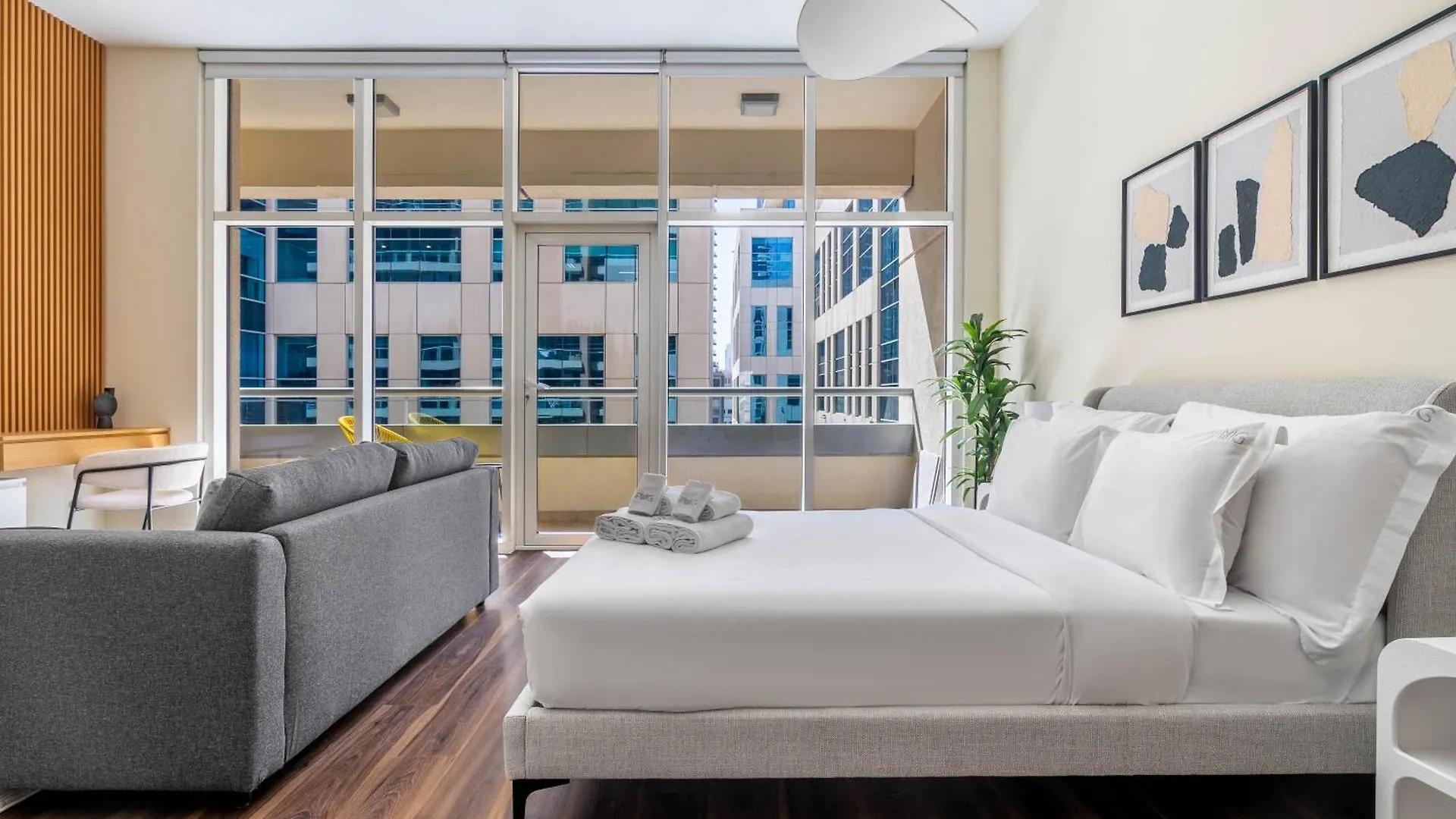 Chic Apartment In The Heart Of Dubai With Pool